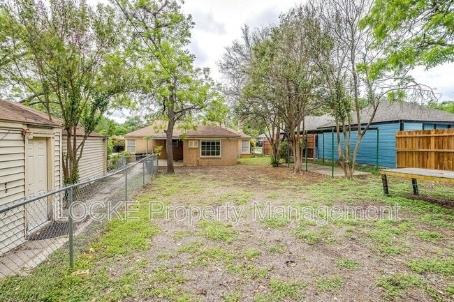 Building Photo - 3528 Rogers Ave