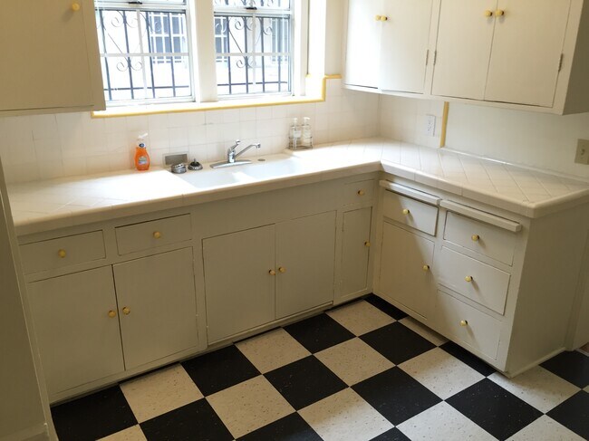 Kitchen - 1054 Masselin Ave