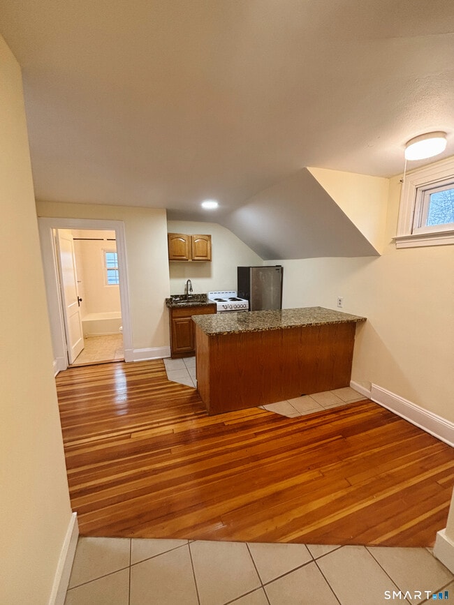 Building Photo - 62 Quaker Ln S