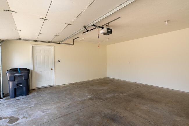 Building Photo - 1704 Juniper Dr