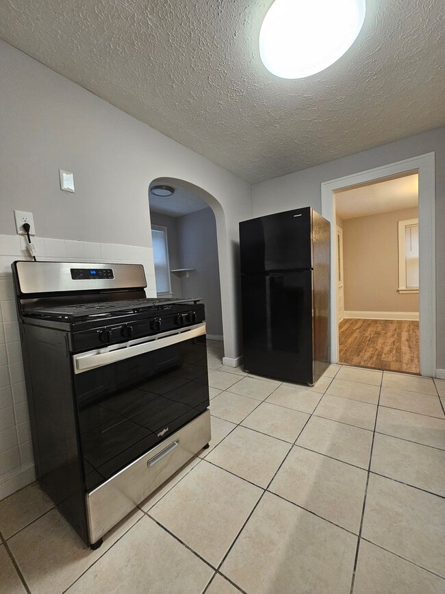 Building Photo - 3 Bed - 1 Full Bath Colonial available for...