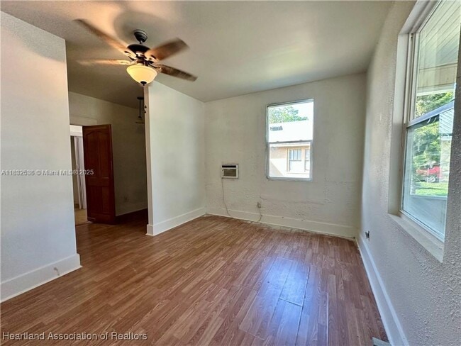 Building Photo - 533 Rose Dr