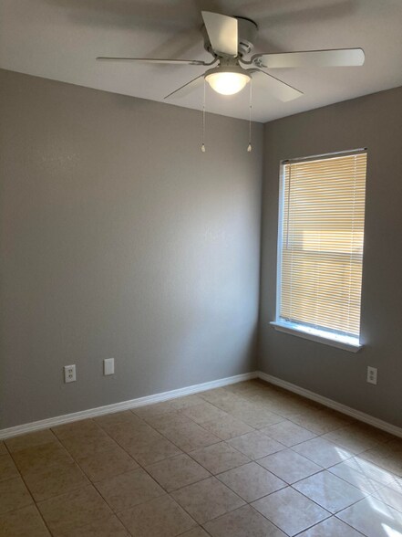 Building Photo - 521 Amigos Ln