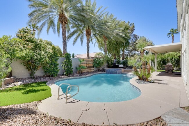 Building Photo - Luxurious 4 bd 3.5 bth Henderson Home in G...