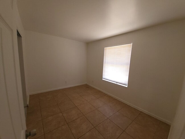 Building Photo - EXCELLENT VALUE ON THE PHOENIX/TEMPE BORDER!