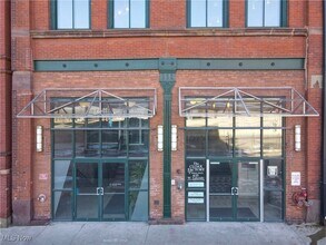 Building Photo - 635 W Lakeside Ave