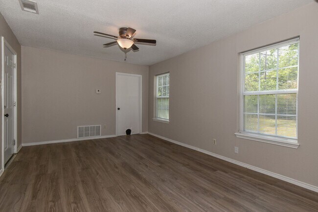 Building Photo - 1103 Pecan Ave