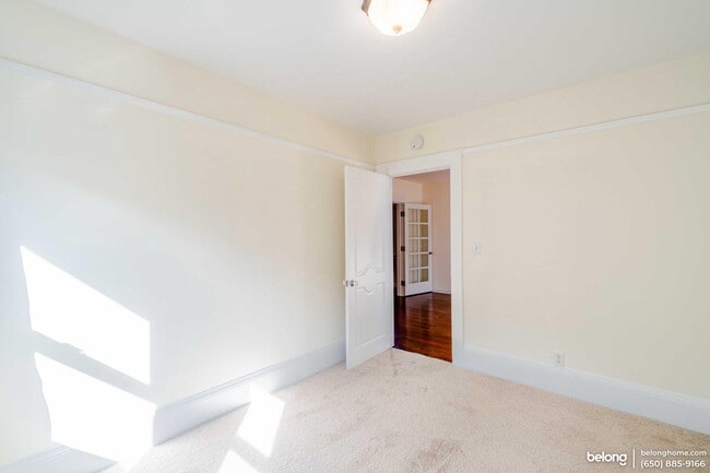 Building Photo - 2400 Bonar St