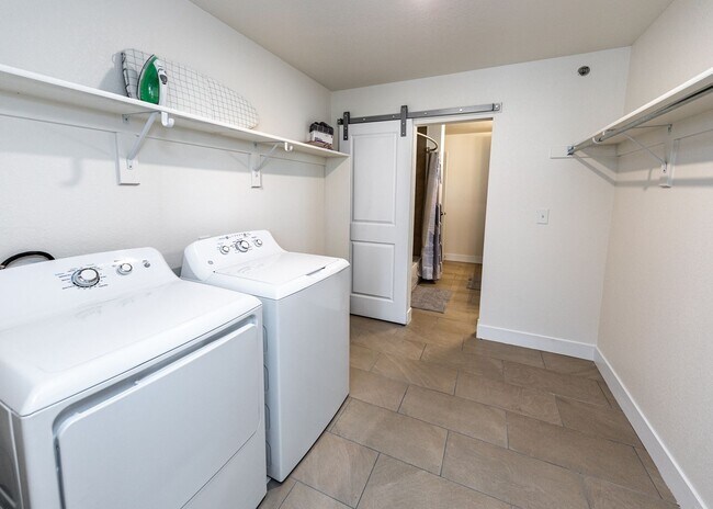Building Photo - 1 Bed Luxury Apartment near Garden of the Gods