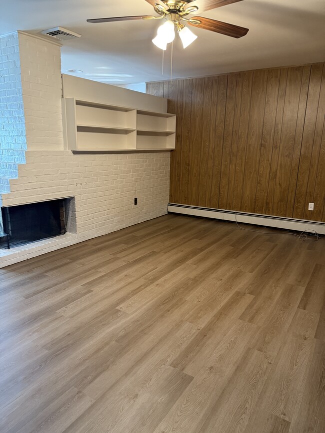 Building Photo - 50 Schoolhouse Ln