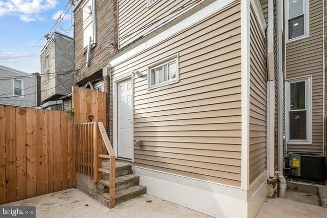 Building Photo - 921 S Alden St