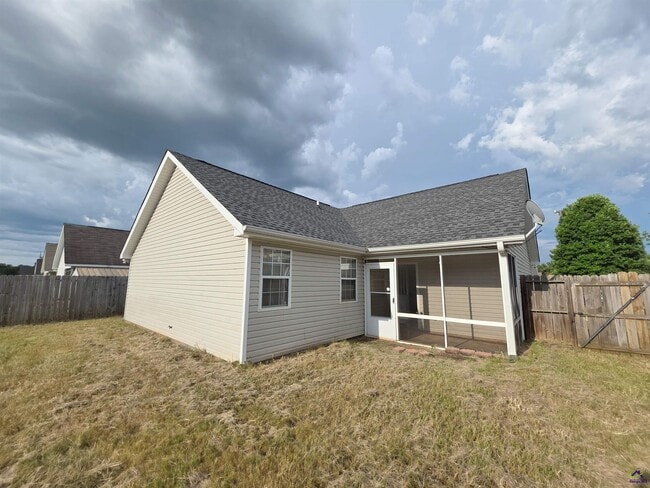 Building Photo - 66 Park Ln