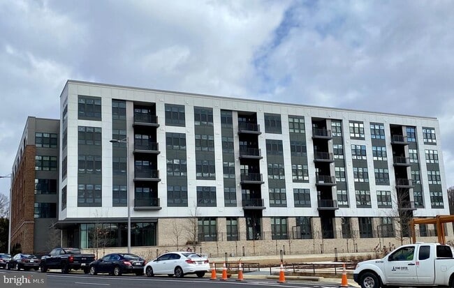 Building Photo - 1761 Old Meadow Rd