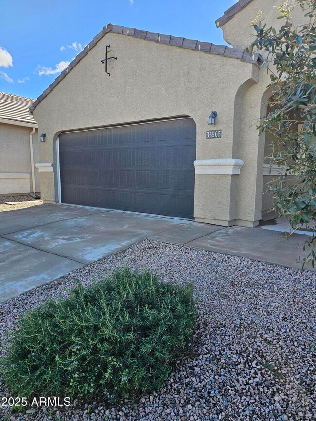 Building Photo - 36565 W Santa Monica Ave