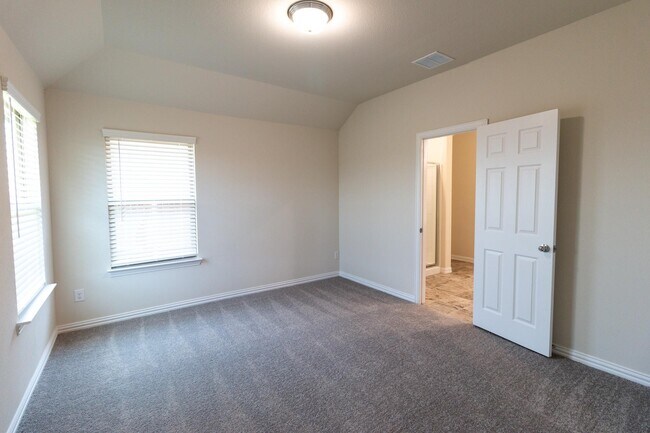 Building Photo - 572 Ruthye Ln