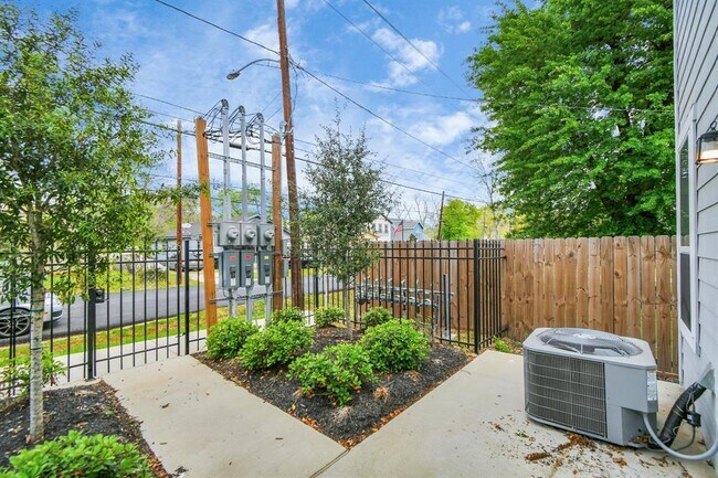 Building Photo - 849 Mansfield St