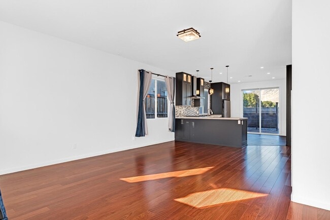 Building Photo - 533 Channel Ct