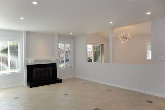 Building Photo - Wonderful 4 Bedroom Home in Fremont – Beautiful Backyard!