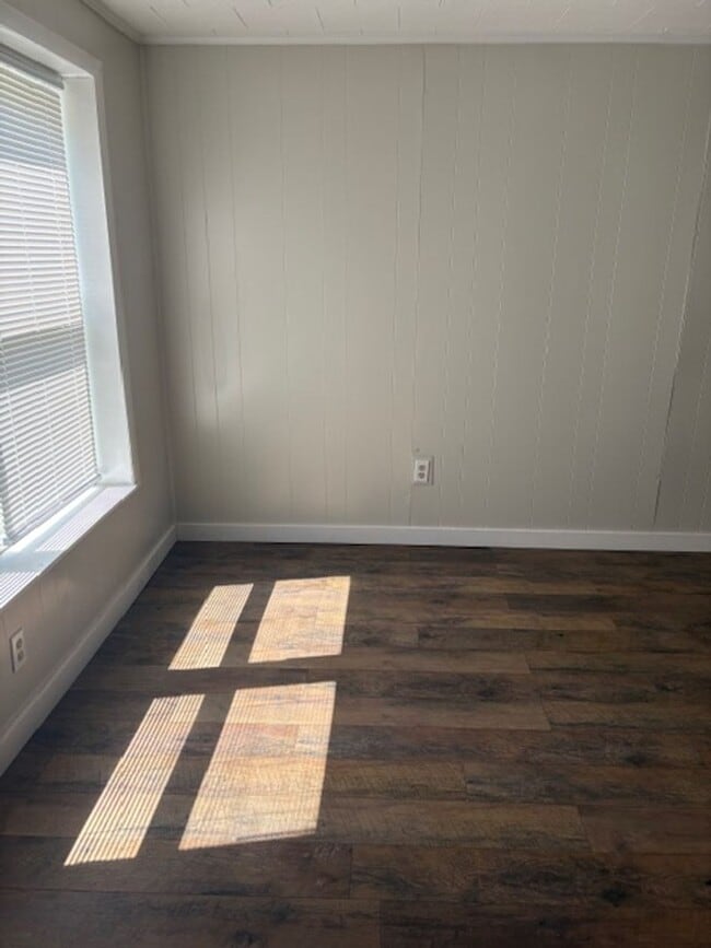 Building Photo - 5 bed and 3 bath (4 bed/2bath house) & (1 bed/1 bath home)