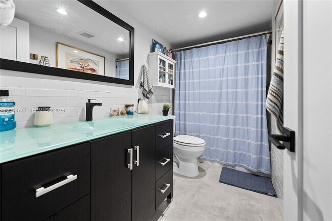 Building Photo - 100 Edgewater Dr