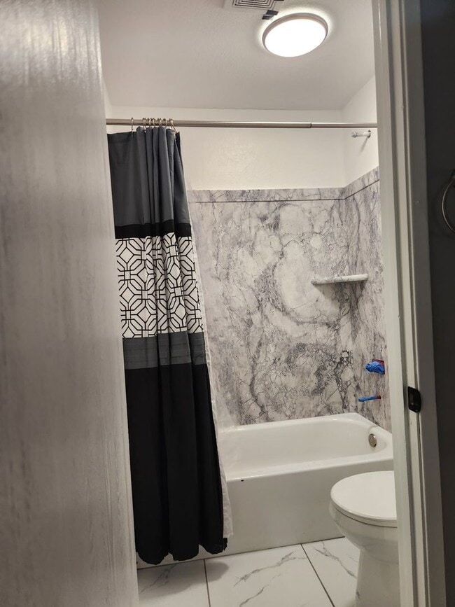 Building Photo - One bedroom 1 bathroom condo remodeled