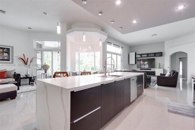 Building Photo - 2550 Jardin Manor