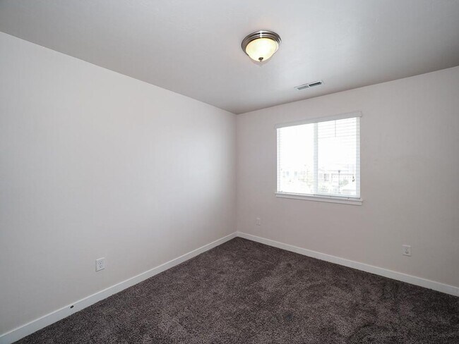 Building Photo - Draper Hillside Townhome