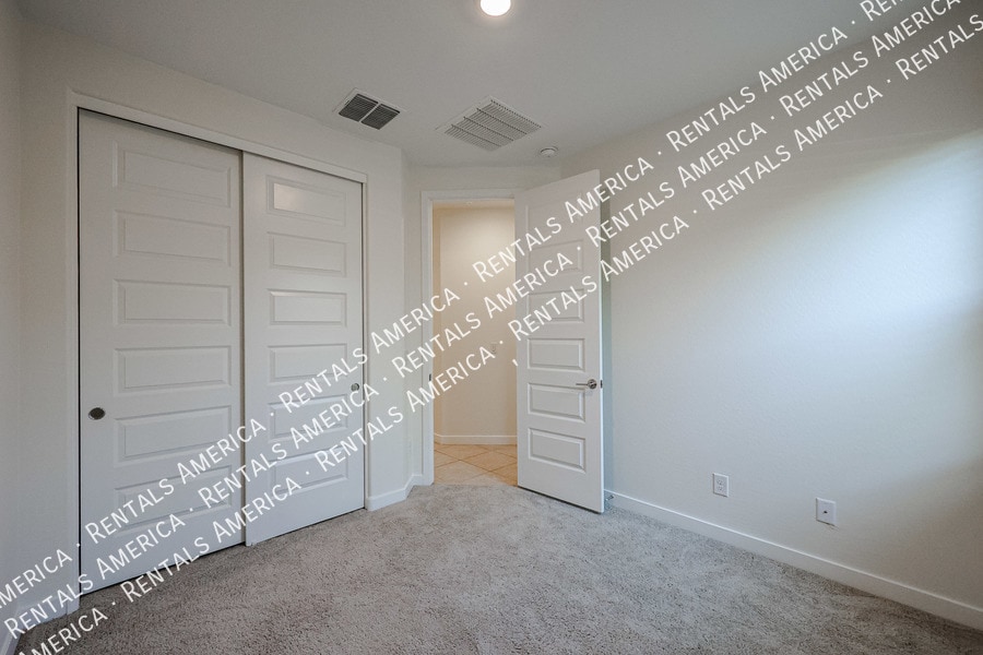 Building Photo - 9718 E Tahoe Ave