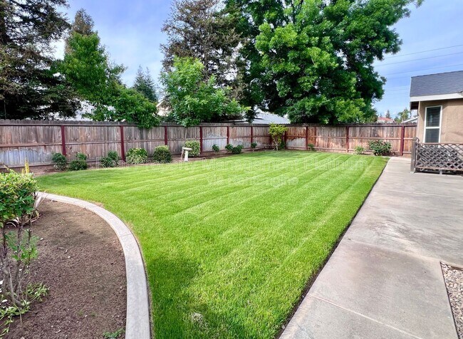 Building Photo - 6535 N Vista Ave