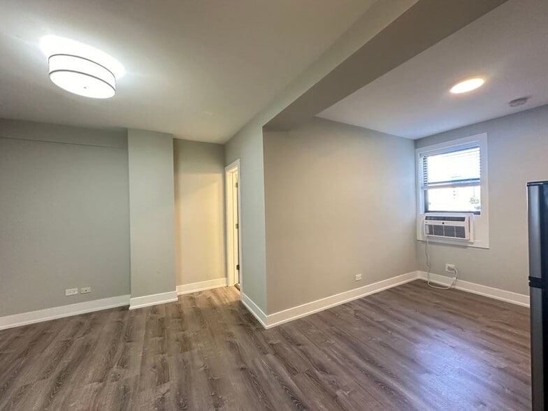 Building Photo - 545 W Belmont Ave
