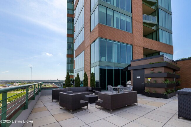 Building Photo - 222 E Witherspoon St