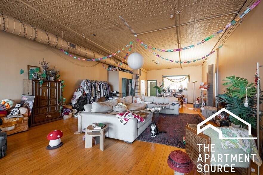 Building Photo - 2416 W North Ave