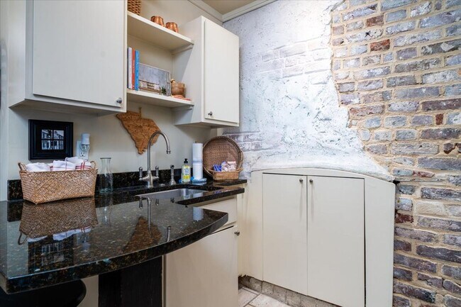 Building Photo - Downtown Cottage- Fully Furnished