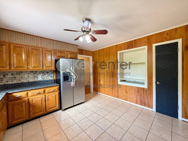 Building Photo - 1406 Highland Way