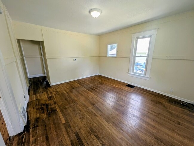 Building Photo - Remodeled 2-Bedroom, 1 Bath Home with Spacious Living Areas & Off-Street Parking
