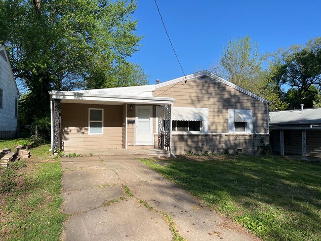 Primary Photo - 4 Bedrooms! 2 Baths! $1350!