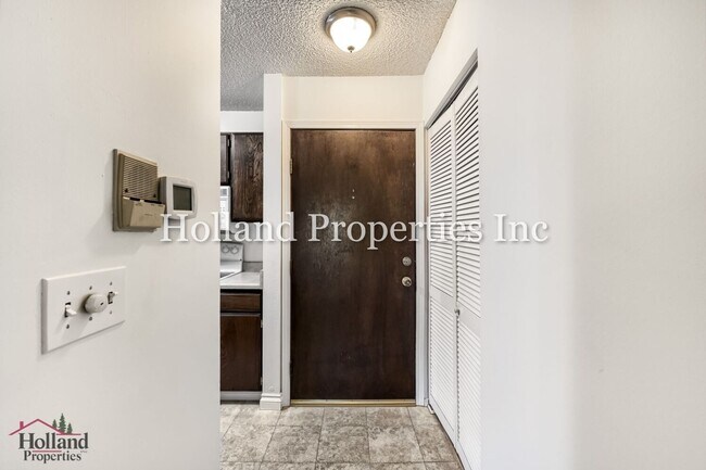 Building Photo - 8747 SW Brightfield Cir