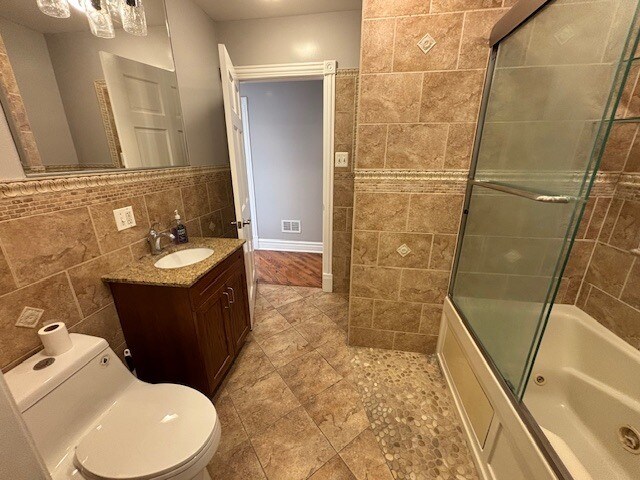 Full Bath - 5772 W Higgins Ave