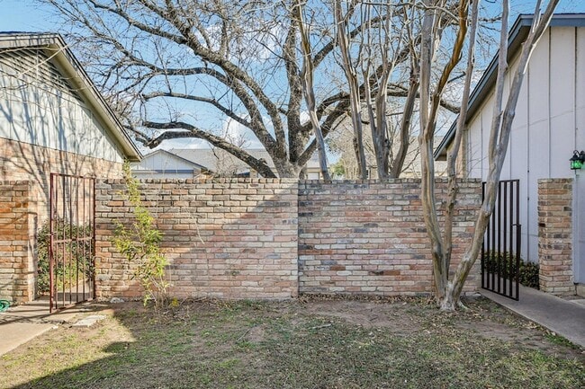 Building Photo - 9424 Singing Quail Dr