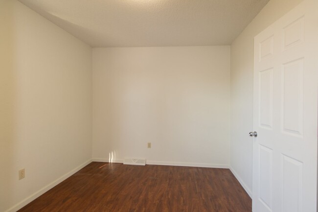 Building Photo - 3 Bed 2 bath Townhome