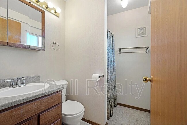 Building Photo - 2423 E Everett Ave