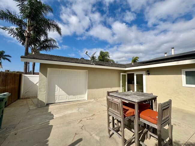 Building Photo - Updated 2 Bed, 1 Bath Home with Detached Office Space