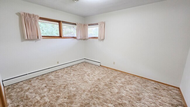 Building Photo - Charming 3-Bedroom Home on Spacious Land Just South of Ankeny