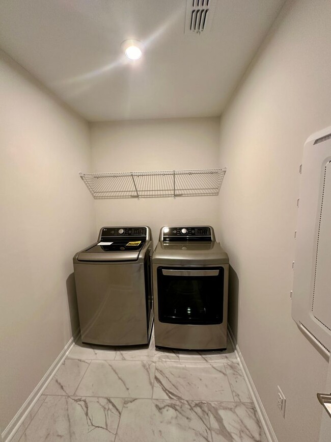 Building Photo - Beautiful 3BR/2.5BA Townhouse in Odell Corners