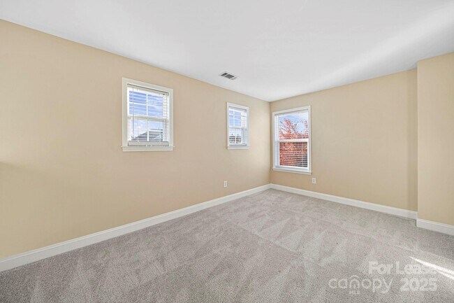 Building Photo - 6223 Woodland Commons Dr