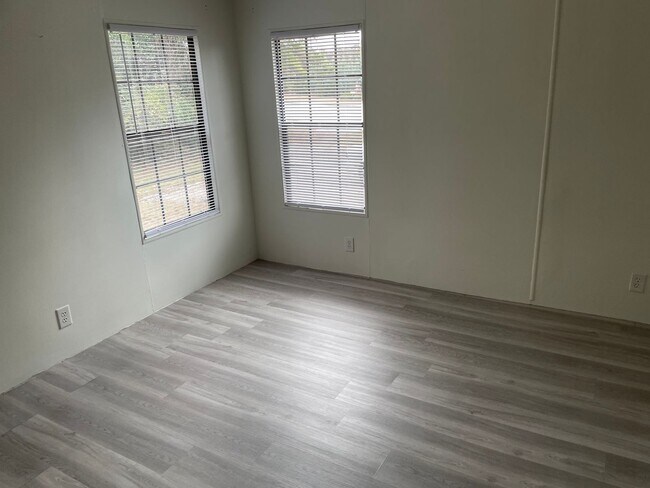 Building Photo - 3 bdrm / 2 bath