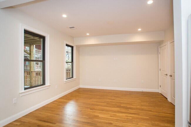 Building Photo - 282 Chelsea St