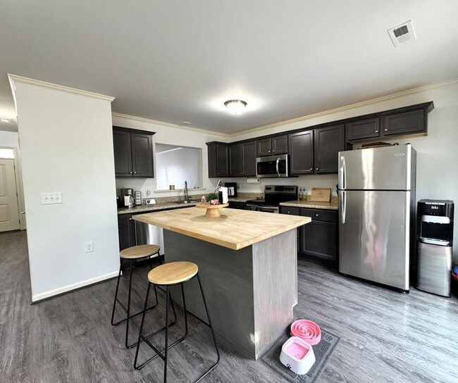 Building Photo - Beautiful Townhome with a Spacious Layout!