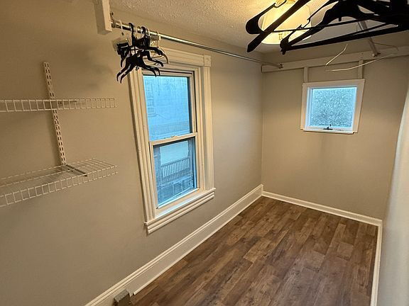 Building Photo - Practical and Move-In Ready