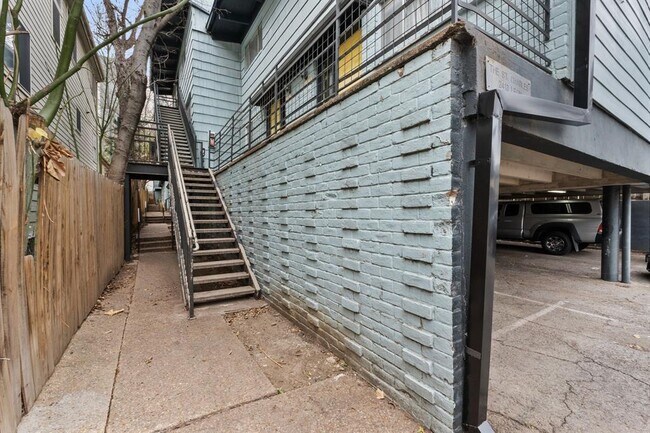 Building Photo - 2413 Leon St